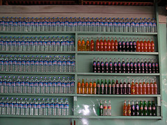 Murs de bouteilles d'eau et de sodas