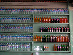 Bouteilles d'eau et de sodas Murs de bouteilles d'eau et de sodas