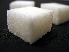 Morceau de sucre On trouve du sucre ajouté dans les sodas, les "fast-food" et les barres chocolatées