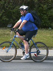 Personne en surpoids faisant du vélo