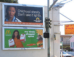 2 publicités aux Etats-Unis : l'une pour une chaîne de fast-food, l'autre contre l'obésité... 2 pubs aux USA : l'une pour une chaîne de fast-food, l'autre contre l'obésité...