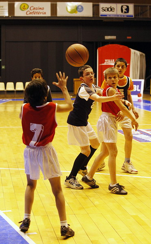 La pratique d'un sport collectif, comme le basket, permet de limiter le risque de surpoids Jeunes jouant au basket