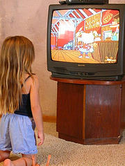 Enfant regardant la télévision Enfant regardant la télévision