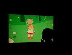 Enfant regardant la télévision dans sa chambre Enfant regardant la télévision dans sa chambre