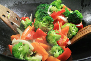 Le wok permet de cuisiner sainement les légumes