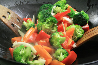 Brocolis et poivrons cuisinés au wok Le wok permet de cuisiner sainement les légumes