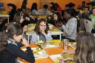 Le risque d'obésité infantile est limité en mangeant à la cantine