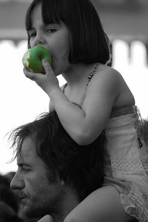 Enfant dégustant un fruit