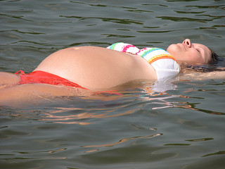 femme enceinte pratiquant la natation