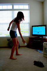 Jeune fille jouant au tennis sur Wii Jeu vidéo de tennis sur la console de jeu Wii