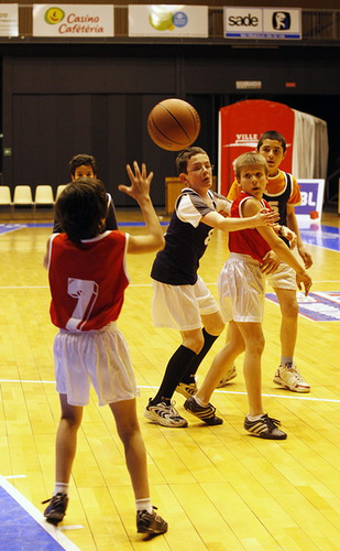 Jeunes jouant au basket